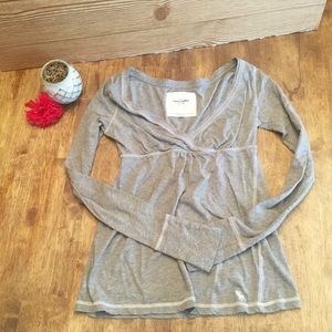 🌼 Abercrombie & Fitch Surplice Tee | Drk Gray | L